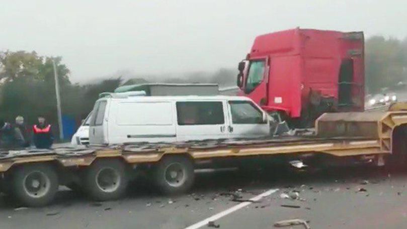 Accident grav la Măgdăcești: Un microbuz s-a ciocnit cu un camion