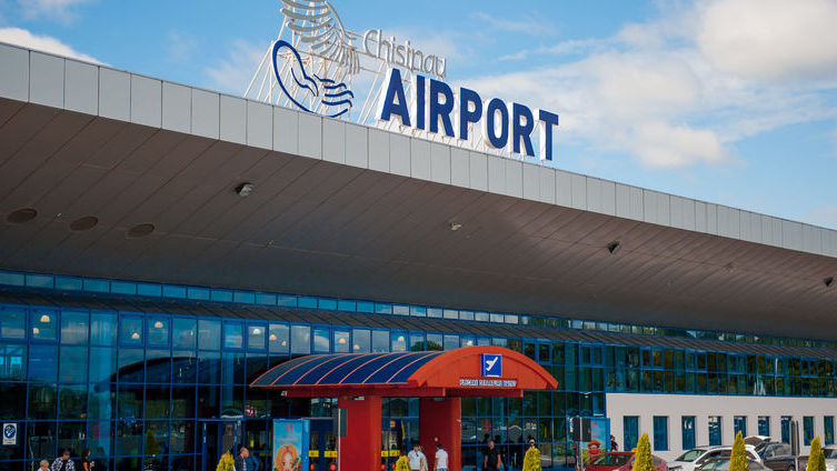 Аэропорт Кишинёва предупреждает о возможных задержках рейсов из-за сильного ветра.