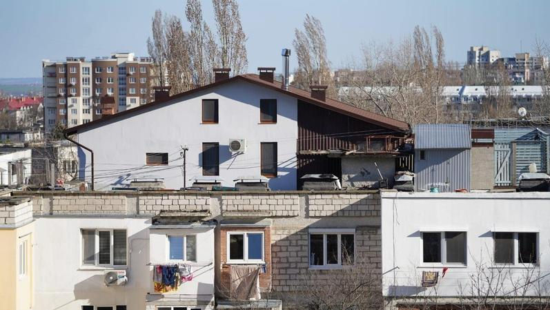 O casă a fost construită ilegal pe acoperișul unui bloc de la Botanica