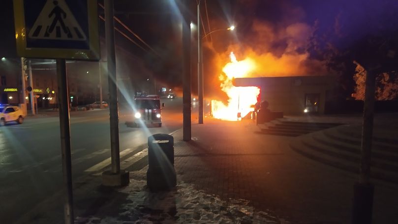 Incendiu puternic în Capitală: O gheretă a fost cuprinsă de flăcări