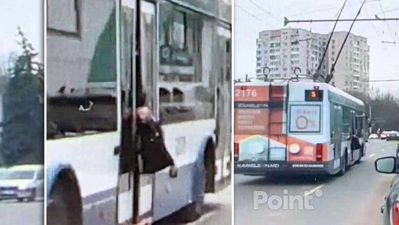 В Кишиневе пассажир проехался в троллейбусе, держа рюкзак снаружи.