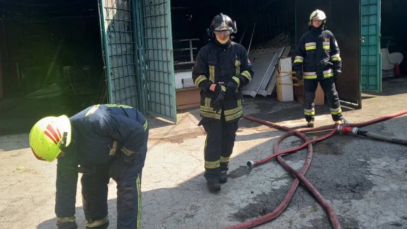 Alertă 112: Incendiu la Botanica. Un garaj a fost cuprins de flăcări