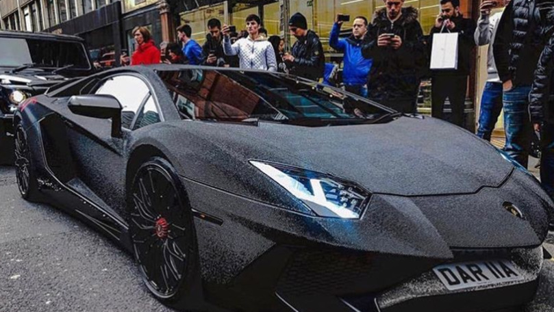 O moldoveancă și-a decorat bolidul cu 2 milioane de cristale Swarovski