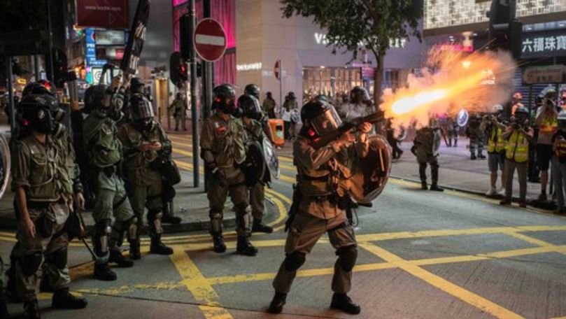 Noi proteste violente la Hong Kong: Poliția a aplicat tunuri cu apă
