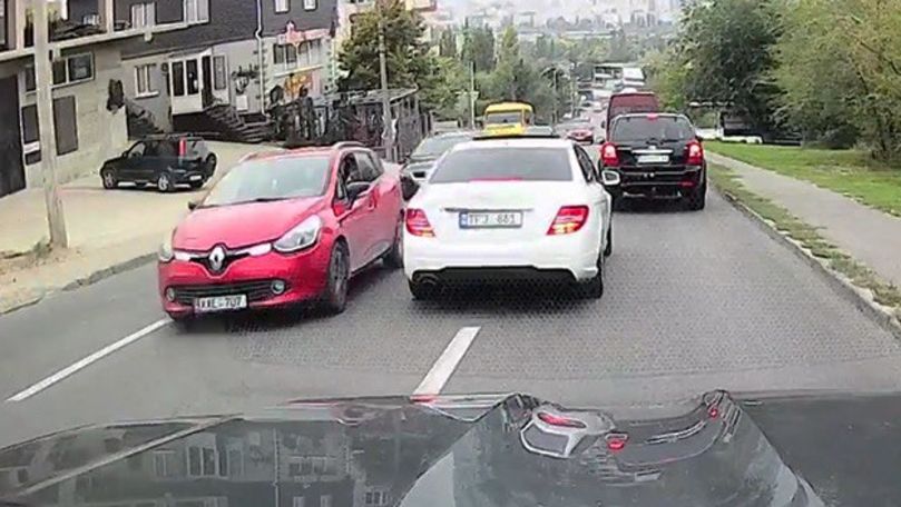 Șofer din Chișinău, filmat cum face depășiri periculoase în trafic