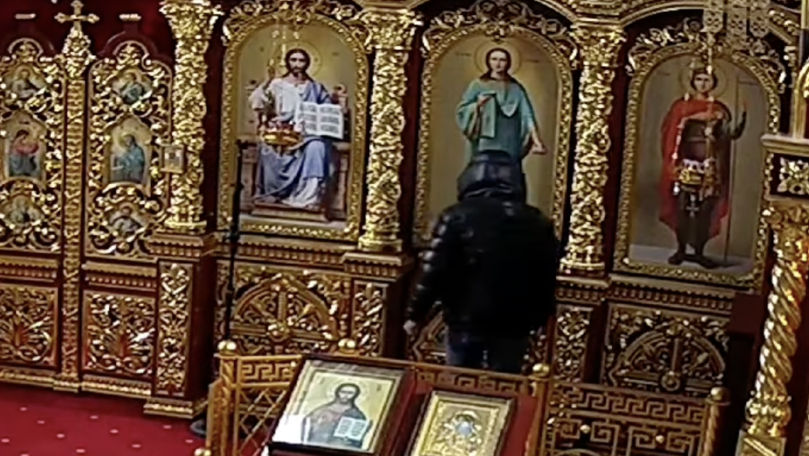 Momentul în care un hoț fură bani dintr-o biserică din Chișinău