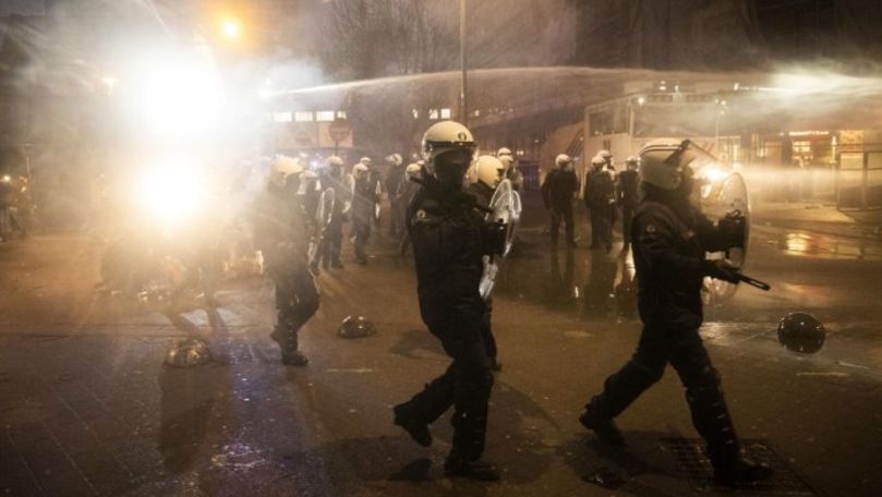 Proteste violente la Bruxelles: O secţie de poliţie, incendiată