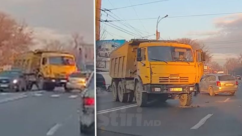 KAMAZ intrat pe contrasens, filmat cum lovește o mașină lângă zebră