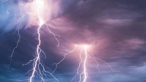 Alertă meteo: Cod Galben de ploi cu descărcări electrice, izolat vijelie