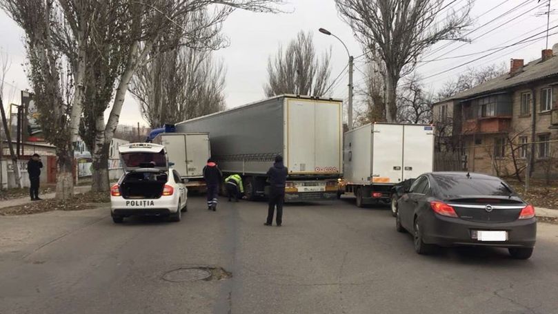 Accident pe șoseaua Muncești cu implicarea unui camion