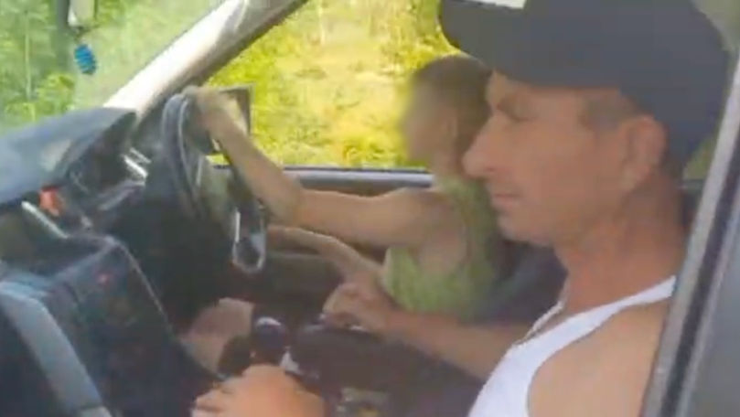 Un copil, surprins la volanul unei mașini: Era să provoace un accident