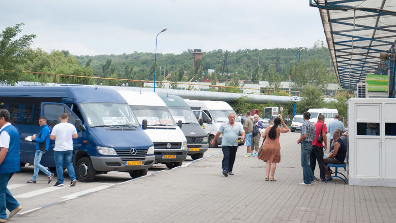 Mai multe autobuze au rămas fără numere de înmatriculare. Care e motivul