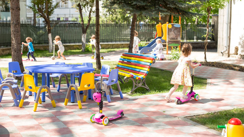 Из-за аномальной жары в режим детских садов, работающих летом, внесены изменения.