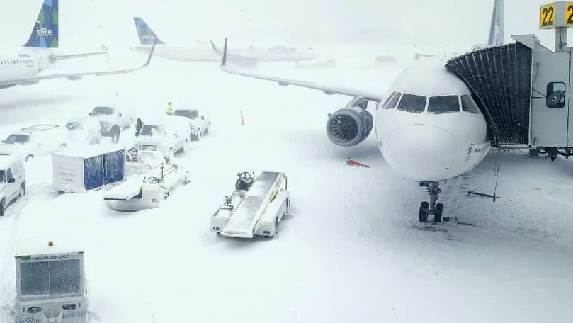 В Мадриде сильный снегопад парализовал работу аэропорта.