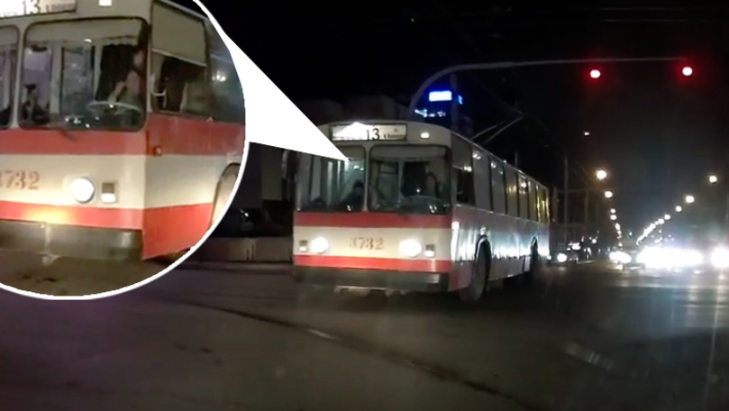 Водитель троллейбуса, проезжая перекресток на красный, перекрестился. Фото: Point.md