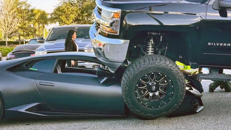 Во Флориде женщина на пикапе не заметила Lamborghini и заехала на него, как на бордюр.