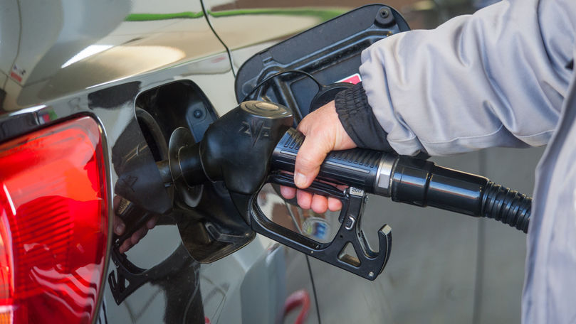 Motorina se scumpește, dar benzina se ieftinește: Noile prețuri maxime