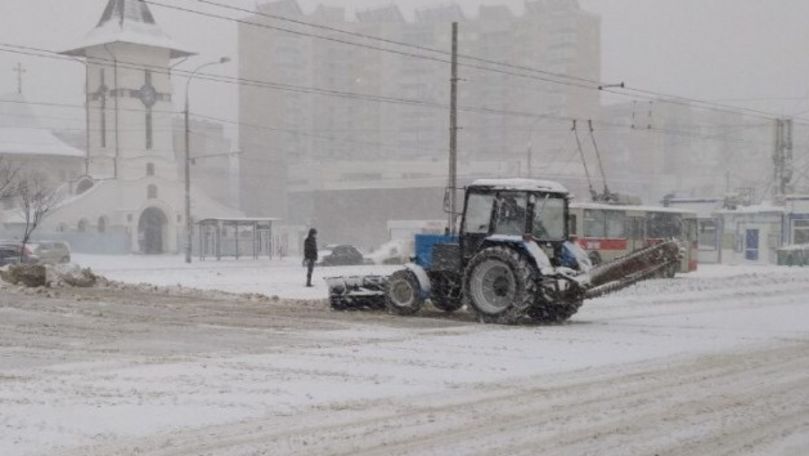 500 de tone de nisip, împrăștiate pe străzile Capitalei în trei ore