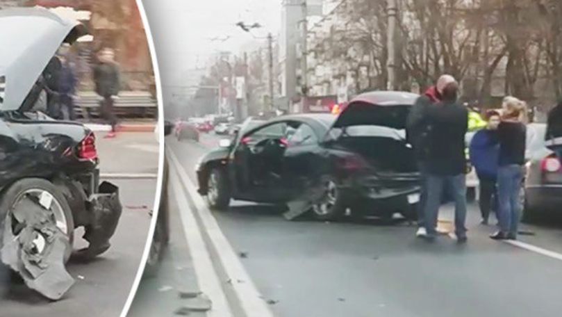 Trei mașini făcute zob au blocat traficul pe un bulevard din Chișinău