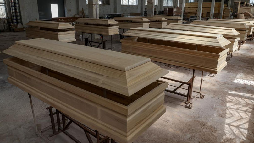 Предприниматель из Будешт делает гробы и экспортирует их в Европу.