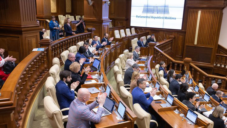 Aplauze în Parlament: Sintagma limba română, introdusă în toate legile