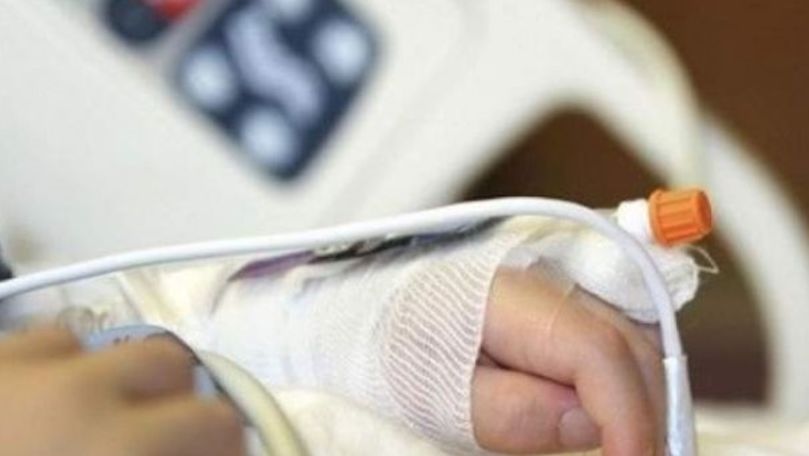 Medicii au salvat degetele tăiate cu toporul ale copilului din Glodeni