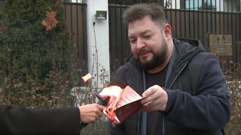 Protest la Ambasada Rusiei: Un jurnalist a dat foc pașaportului rusesc