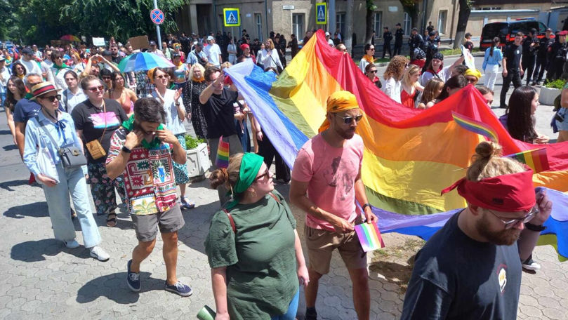 Susținătorii familiei tradiționale și LGBTQ+, în stradă la Chișinău