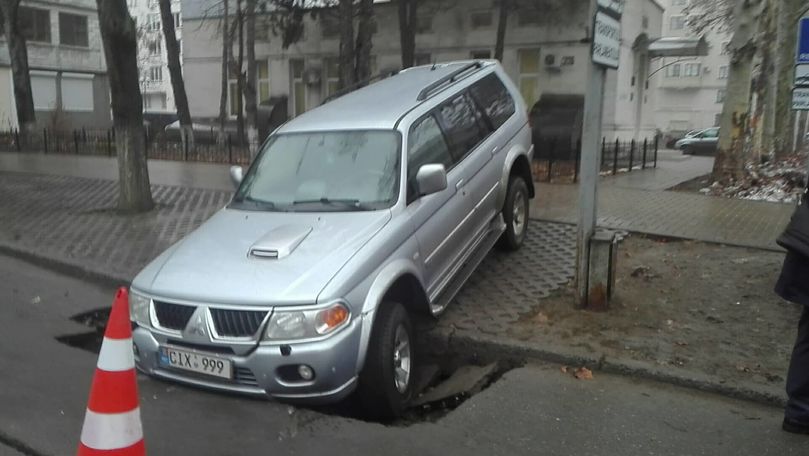Mașină din Capitală, înghițită de un crater care a apărut brusc