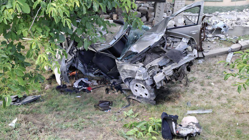 Grav accident la Drochia: Doi bărbați au murit. Mașina, făcută zob