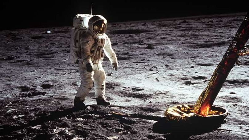 Astronauții misiunii Apollo, filmați cum își pierd echilibrul pe Lună