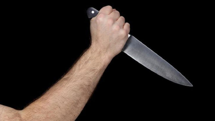 Un bărbat a ajuns la spital, după ce a fost înjunghiat de prietenul său