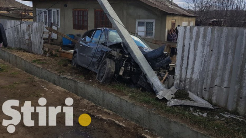 Accident la Ungheni: O mașină s-a izbit în stâlp și a doborât un gard