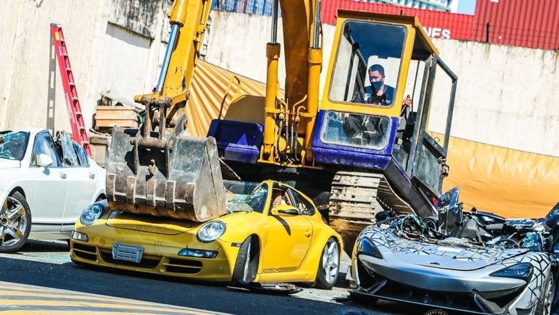 Редкий McLaren и ещё два десятка дорогих авто размозжили бульдозером на Филиппинах.