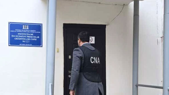 Corupție în școli și grădinițe: Nouă persoane, vizate în dosarul CNA și PA