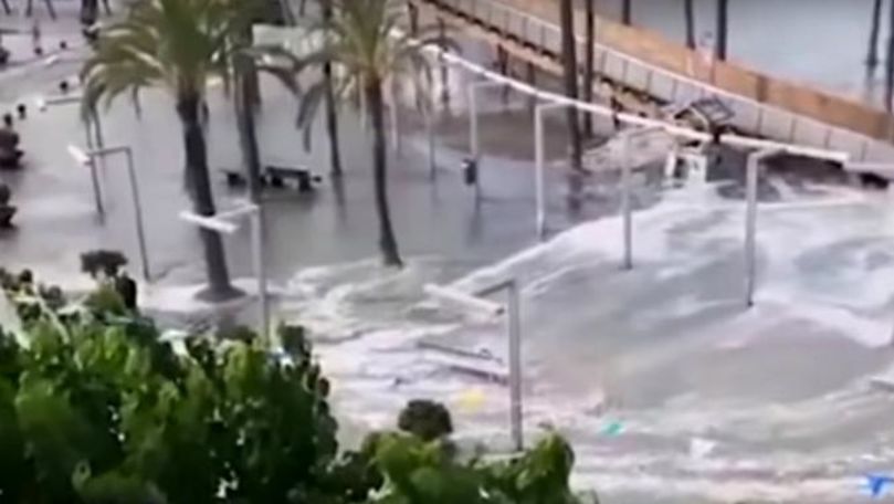 Pagube uriașe, provocate de un tsunami care a lovit plaje din Spania
