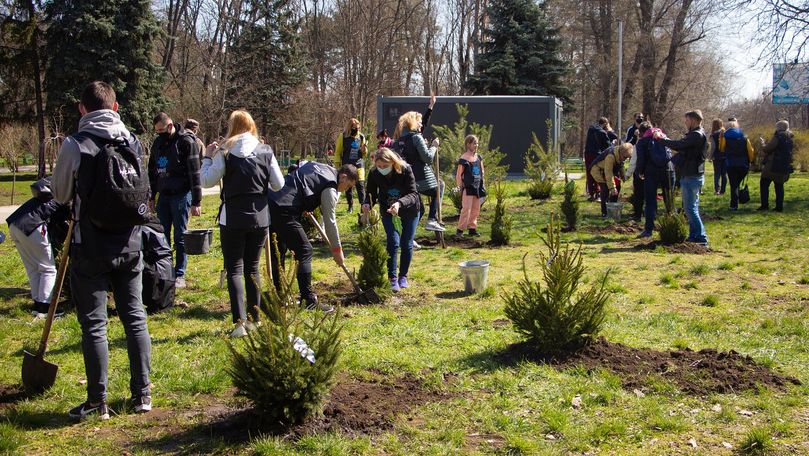 Verde.md: Plantarea e în toi la Chișinău cu Siberian Wellness Moldova Ⓟ