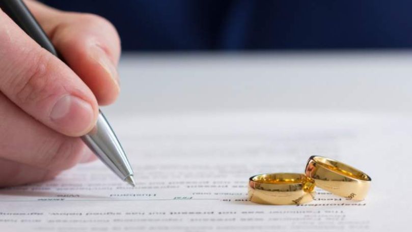 Votat: Desfacerea căsătoriei va putea fi făcută la notar