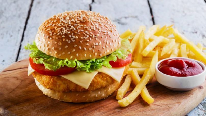 Descoperirea șocantă a unui bărbat care şi-a dus fetiţa la un fast-food