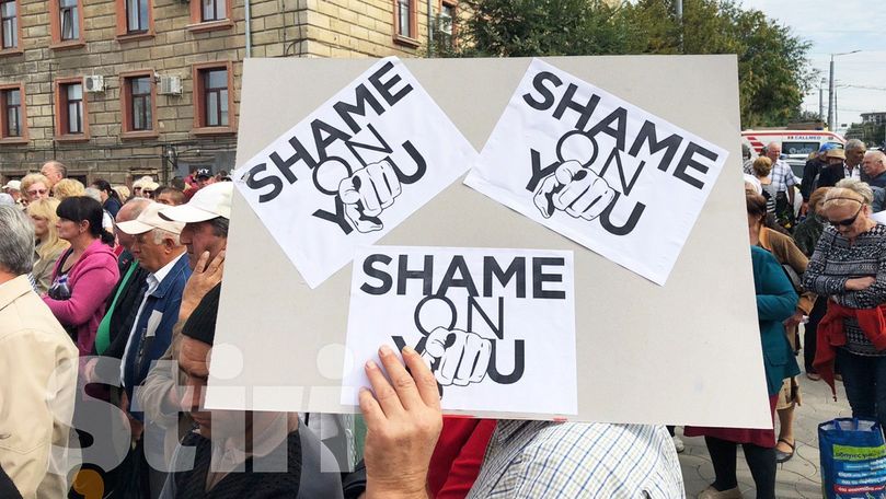 Pancarte în engleză la protestul de la CNA. Mesajele protestatarilor