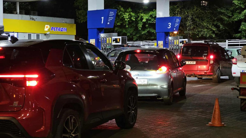 Cozi la benzinării în toată România: Șoferii, grăbiți să-și facă plinul