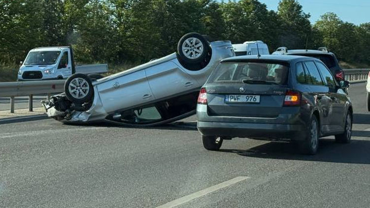 Accident grav lângă Cricova: Un Volkswagen s-a răsturnat. O șoferiță, spitalizată.