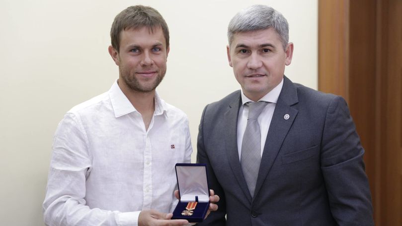 Alexandru Jizdan l-a decorat pe tenismenul Radu Albot