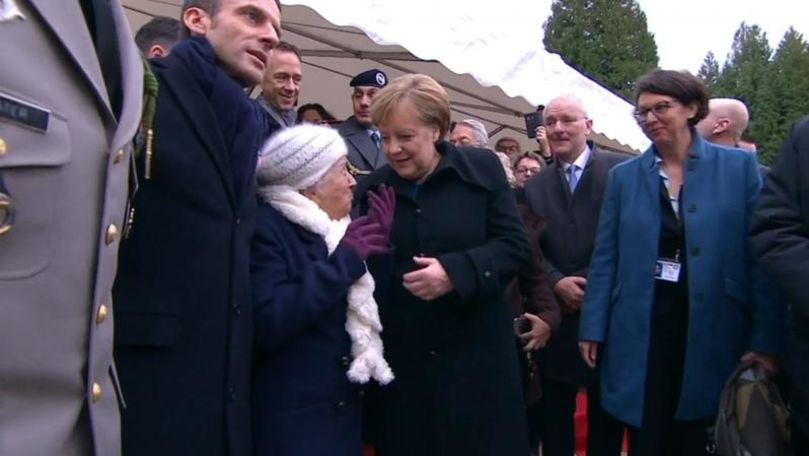 Reacția lui Merkel când o bătrânică o întreabă dacă e soția lui Macron