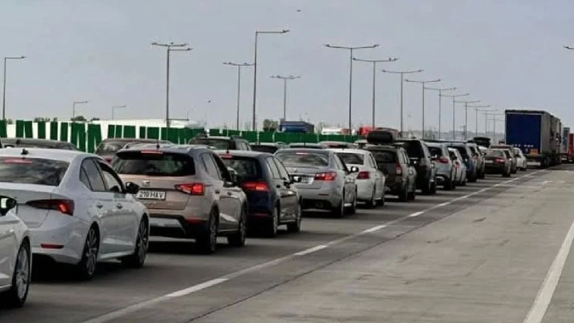 Ambuteiaje la podul pe care moldovenii îl traversează spre Bulgaria