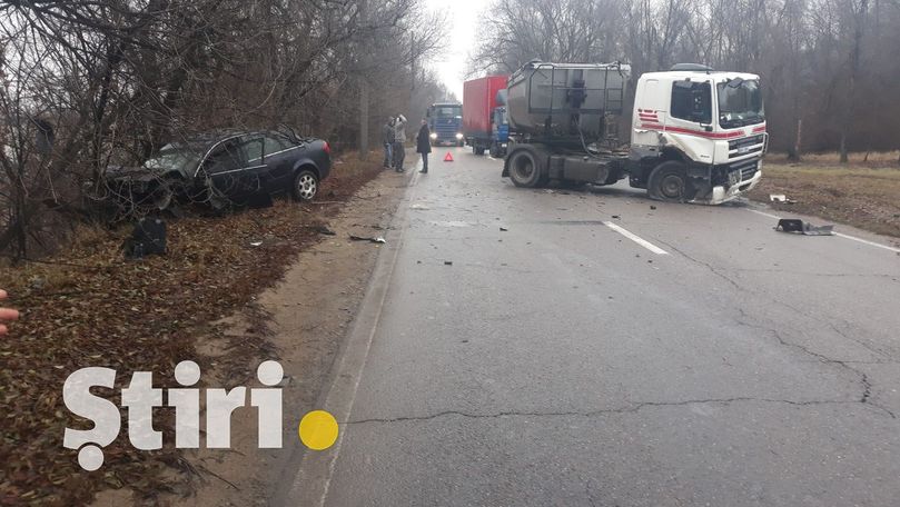 Accident grav în Chișinău: Un Audi și un TIR, avariate