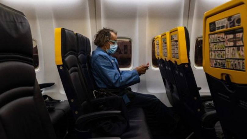 Studiu: Spaţiul liber între pasageri pe avion reduce riscul de infectare
