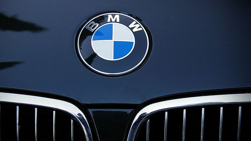 Un BMW, surprins trecând printre oameni în parcul Valea Trandafirilor