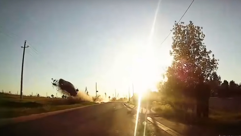 Alertă în trafic: Mașină zburătoare, filmată pe o șosea din Rusia