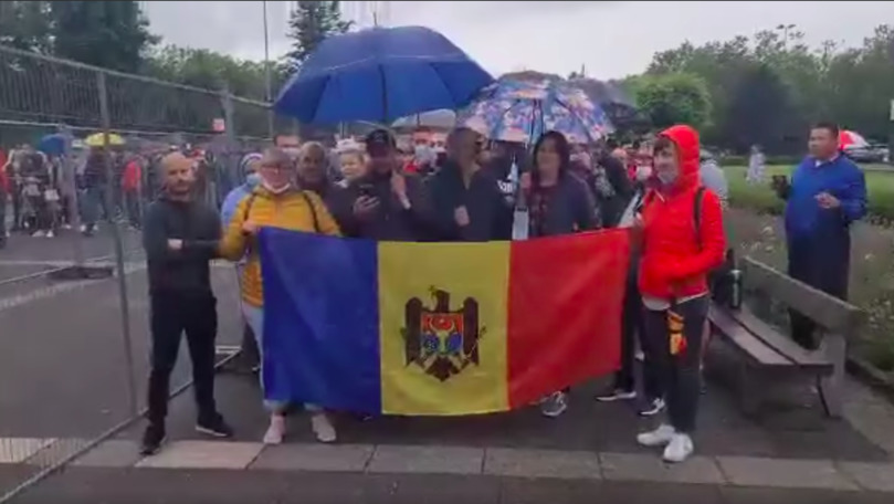 Moldovenii din Frankfurt au cântat imnul R. Moldova sub ploaie